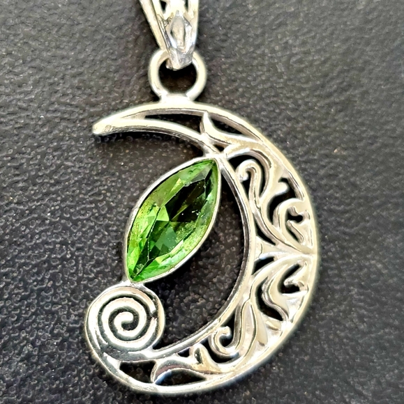 New Tsavorite Silver Crescent Moon Pendant. - Picture 11 of 15